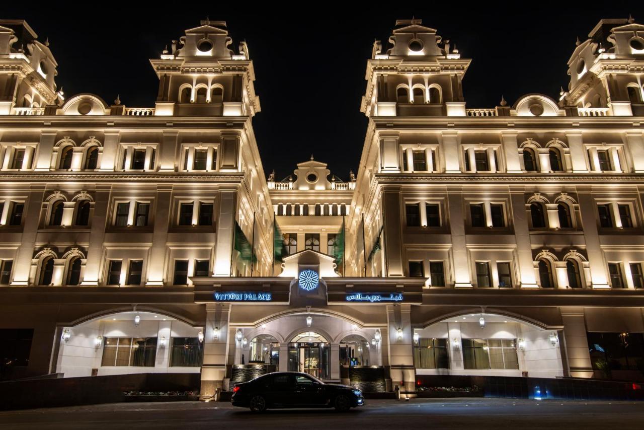 Vittori Palace Hotel And Residences Riyadh Exterior photo The hotel at night